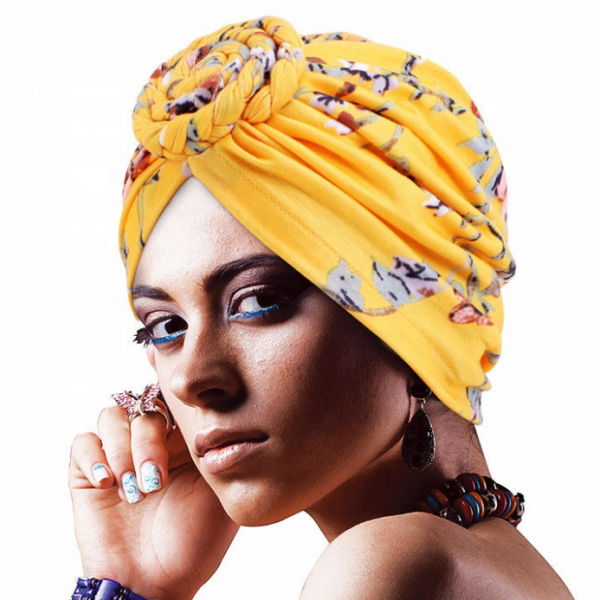 Topi turban dengan hiasan bunga yang feminin